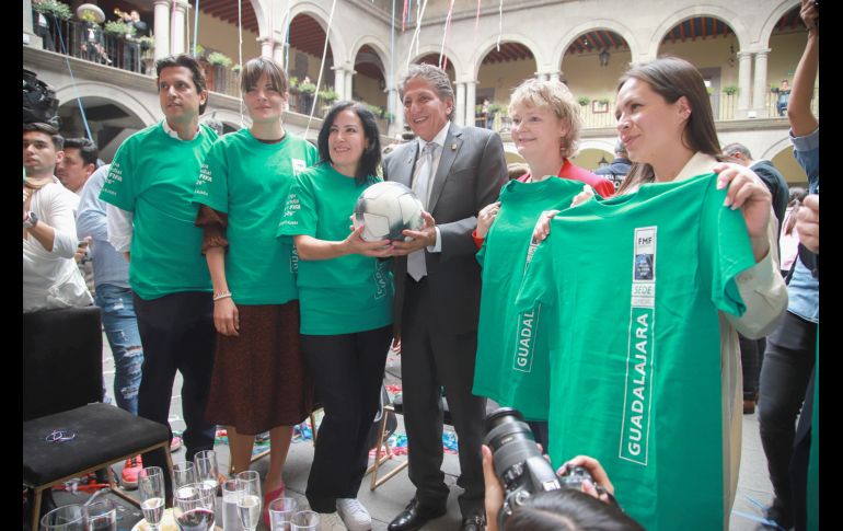 Juan Pablo Etchegaray, Andréa Blanco, Olimpia Cabral, Juan José Frangie, Eliza Al-Laham y Vanessa Pérez. GENTE BIEN JALSCO/Antonio Martínez