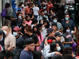 Varias personas caminan por el Centro Histórico de la Ciudad de México con cubrebocas como medida de protección. SUN/D. Sánchez