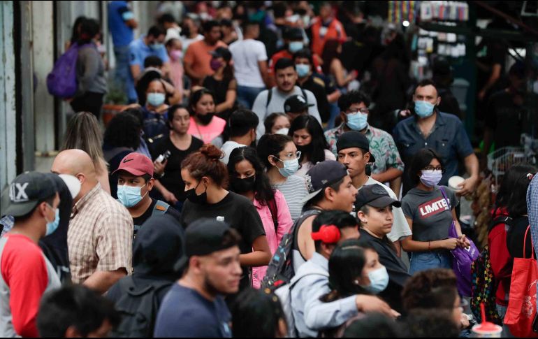 Varias personas caminan por el Centro Histórico de la Ciudad de México con cubrebocas como medida de protección. SUN/D. Sánchez