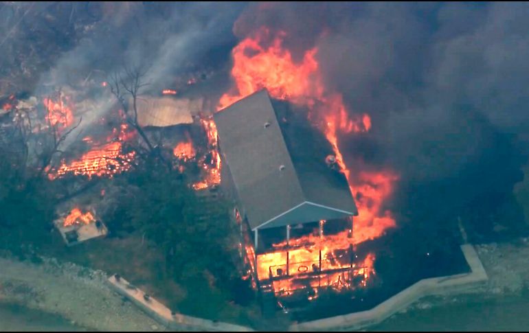 El incendio en torno al lago Possum Kingdom había consumido unas 202 hectáreas y estaba contenido en un 10% este martes. AP/KDFW FOX 4