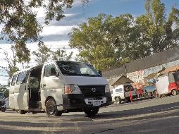 Los vehículos irregulares ofrecen viajes a la vista de todos, pese a no contar con permiso. EL INFORMADOR/A. Camacho