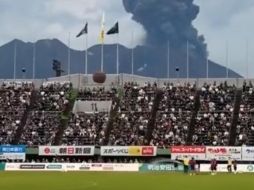 El video se ha hecho viral en redes sociales, pues a pesar de la imponente imagen, el partido se realizó con normalidad. ESPECIAL