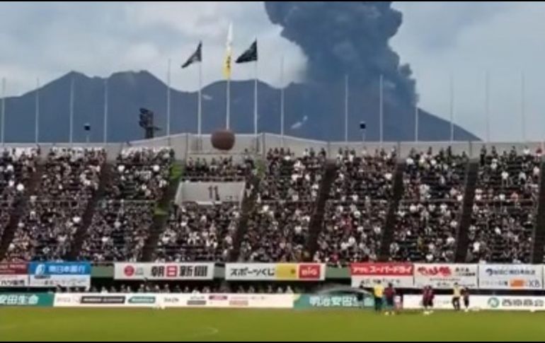 El video se ha hecho viral en redes sociales, pues a pesar de la imponente imagen, el partido se realizó con normalidad. ESPECIAL