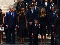 Donald Trump y su esposa Melania, de luto riguroso como el resto de las asistentes, entraron a la iglesia por una puerta lateral. AP/J. Nikhinson