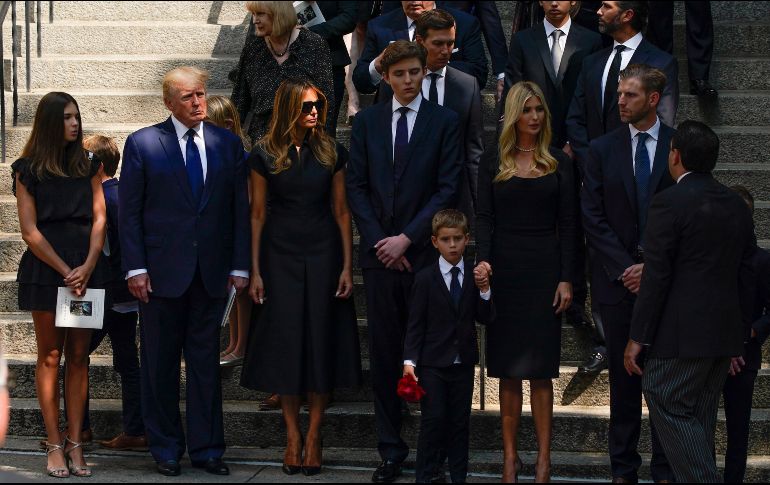 Donald Trump y su esposa Melania, de luto riguroso como el resto de las asistentes, entraron a la iglesia por una puerta lateral. AP/J. Nikhinson