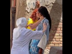 La escena un poco extraña termina cuando las modelos se echan a reír por la reacción de la monja. ESPECIAL