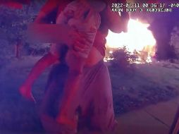 El hombre rompió el cristal de un puñetazo y saltó con la niña de seis años en sus brazos. Sufrió varias heridas, pero la niña sólo tuvo un pequeño corte en un pie. AP