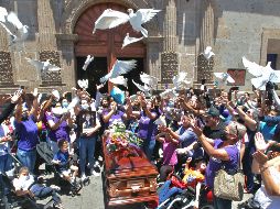 Familiares y amigos se despidieron de Luz Raquel en medio de un vuelo de palomas blancas y aplausos. EL INFORMADOR/A. Camacho