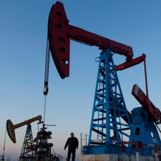 Brent y WTI: El petróleo baja por debilidad en demanda de combustible