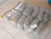 Autoridades aseguraron 15 paquetes con un kilogramo de mariguana cada uno. ESPECIAL/FGR