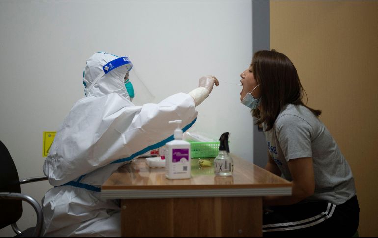 La ocupación hospitalaria para camas generales y con ventilador mecánico se mantiene en 18 y 5 por ciento, respectivamente. AFP