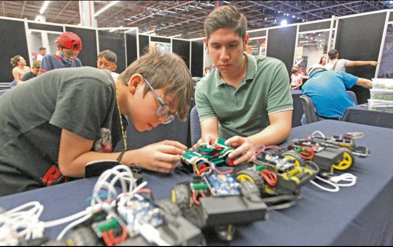 En el taller de robótica, los primeros que cumplan con el reto  reciben un premio especial. EL INFORMADOR/ A. Camacho