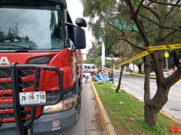 La víctima terminó en el camellón a un costado del poste de un semáforo. ESPECIAL/PC Zapopan