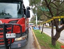 La víctima terminó en el camellón a un costado del poste de un semáforo. ESPECIAL/PC Zapopan