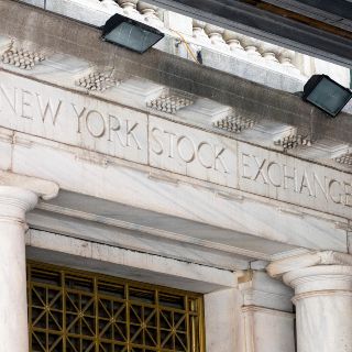 Wall Street termina a la baja por resultados de empresas decepcionantes