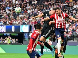 Alan Mozo disputa el balón con Federico Gatti durante el juego disputado en Las Vegas. AFP/F. Brown