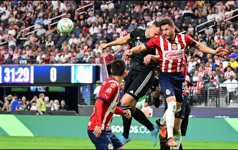 Alan Mozo disputa el balón con Federico Gatti durante el juego disputado en Las Vegas. AFP/F. Brown