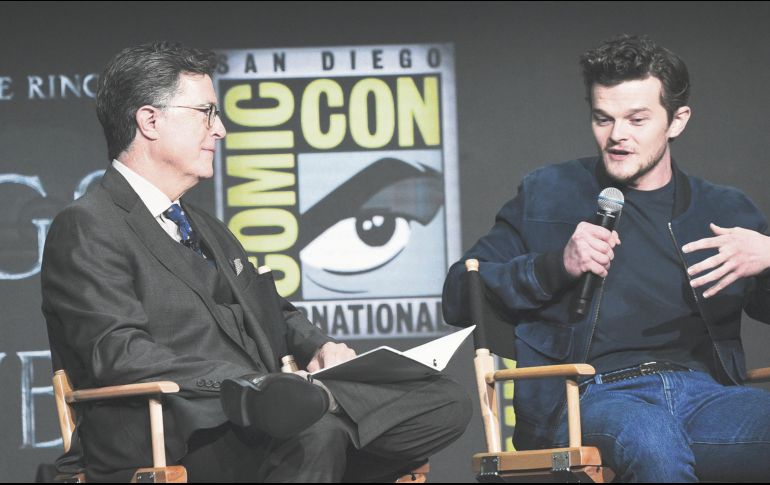 Stephen Colbert (izquierda) charló con el actor Robert Aramayo durante la presentación de la serie. AP