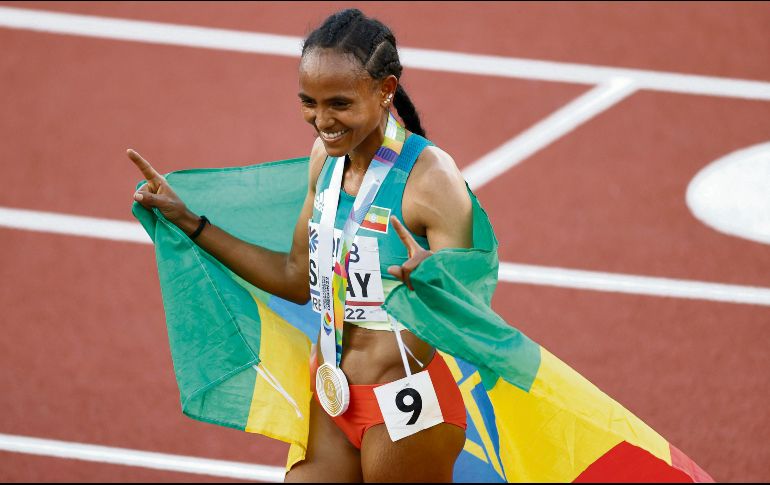 Tsegay compartió el podio con la keniana Beatrice Chebet y la también etíope Dawit Seyaum. AFP/S. Chambers