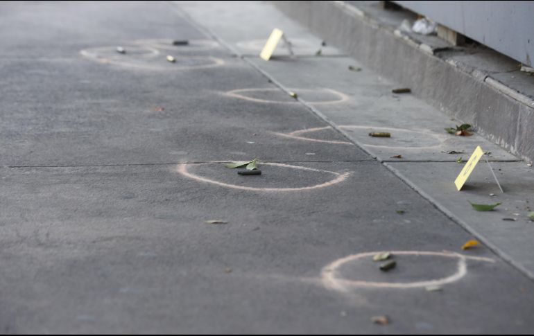 En redes sociales circulan videos donde se ve cómo la gente corre a refugiarse en los locales. EL INFORMADOR / ARCHIVO