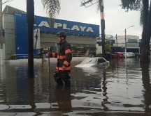 Se inundó el cruce de avenida Patria y Bethoven en la colonia La Estancia, dejando un automóvil varado. ESPECIAL
