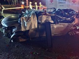 Según testigos, la camioneta con placas de la Ciudad de México, circulaba a exceso de velocidad. ESPECIAL /