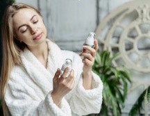 El agua micelar está compuesta de partículas micelares que limpian la piel de forma eficaz, capturando la grasa y las impurezas sin necesidad de frotar la piel. ISTOCK GETTY IMAGES/ Oleksandr Kondriianenko