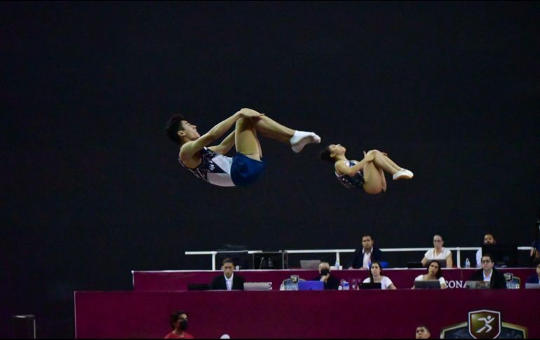 La dupla integrada por Aixa De León y Donovan Guevara, en la prueba sincronizados, categoría 15-16 de la gimnasia de trampolín, consiguió el oro 389. TWITTER/@codejalisco