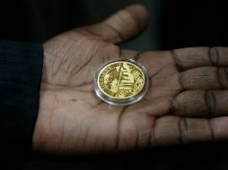 Las monedas pesan una onza troy cada una y tienen una pureza de 22 quilates. EFE/A. Ufumeli