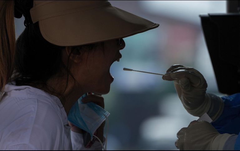 Son 745 mil las personas sospechosas de portar la enfermedad y 220 mil 860 el número de casos activos estimados en México. AP/A. Wong