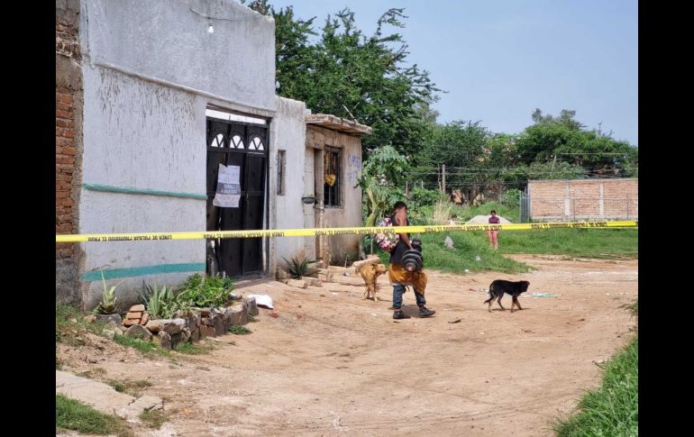 Sobre la calle quedó esparcido material quirúrgico que aparentemente era utilizado en el lugar. EL INFORMADOR/ G. GALLO
