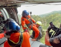 El hombre se encontraba extraviado desde ayer en el Nevado de Colima y fue rescatado hoy con un helicóptero. ESPECIAL