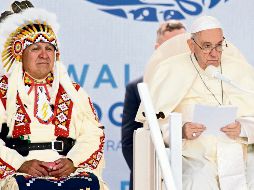 El Papa Francisco se reunió con miembros de comunidades indígenas canadienses. AFP