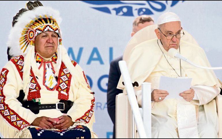 El Papa Francisco se reunió con miembros de comunidades indígenas canadienses. AFP