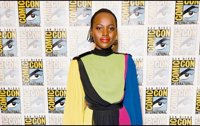 La actriz Lupita Nyong’o portó este diseño del tapatío Alfredo Martínez, en la Comic-Con 2022, el cual pertenece a su colección Primavera-Verano 2020. CORTESÍA