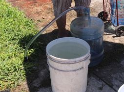 Debido a que el agua de la llave sale contaminada con lodo, se ha incrementado la demanda de agua purificada para beber o cocinar. SUN/ARCHIVO