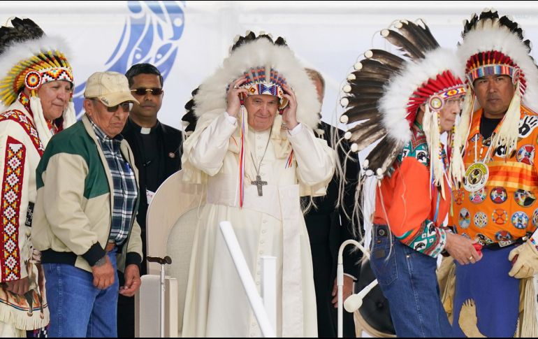 El jefe Wilton Littlechild entregó a Francisco el tocado el lunes, colocándoselo en la cabeza en medio de los vítores de una audiencia en Maskwacis, Alberta. AP/E. Gay