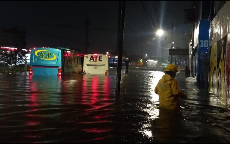 La lluvia que comenzó desde las 04:00 horas de hoy dejó varios puntos inundados en la ZMG. ESPECIAL /