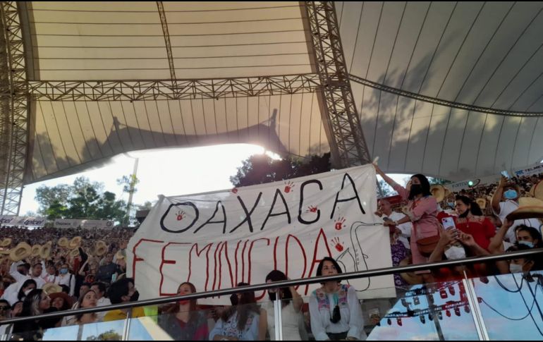 Tras desplegar la manta, ésta le fue arrebatada y decenas de elementos de seguridad sacaron a Maria Elena por la fuerza del Auditorio Guelaguetza.TWITTER/@_ElenaRios