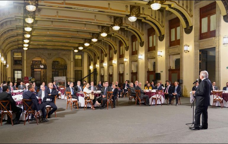 En el evento, AMLO invitó a los empresarios a participar en el sorteo de la Lotería Nacional del 15 de septiembre. ESPECIAL