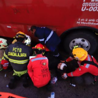 Camión de transporte público atropella a adulto mayor en Av. La Paz