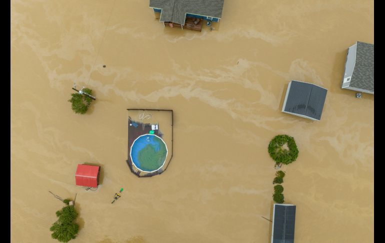 Algunas áreas del este de Kentucky registraron 20 centímetros de agua en 24 horas y alrededor de 25 mil hogares del estado se quedaron sin electricidad. AP/R. Hermens