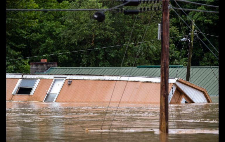Algunas áreas del este de Kentucky registraron 20 centímetros de agua en 24 horas y alrededor de 25 mil hogares del estado se quedaron sin electricidad. AP/R. Hermens
