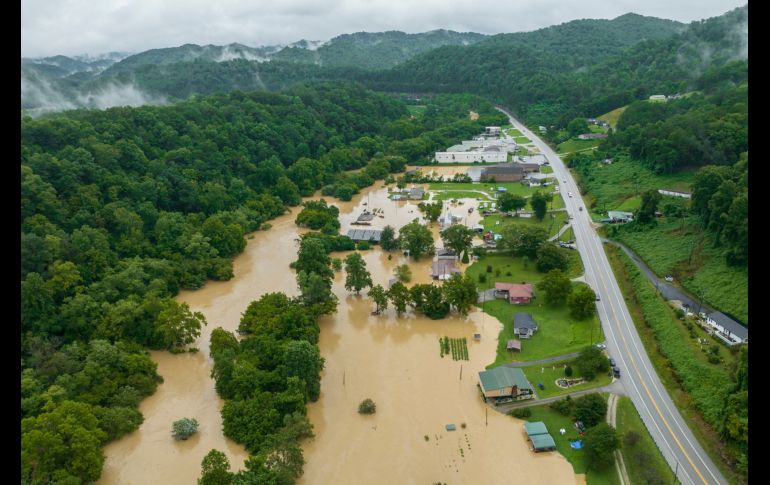 Algunas áreas del este de Kentucky registraron 20 centímetros de agua en 24 horas y alrededor de 25 mil hogares del estado se quedaron sin electricidad. AP/R. Hermens
