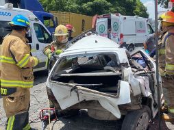 Mientras los vehículos permanecían detenidos en el tráfico, el tráiler se llevó a siete autos y una motocicleta para terminar volcado. ESPECIAL