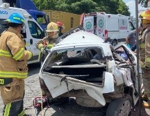 Mientras los vehículos permanecían detenidos en el tráfico, el tráiler se llevó a siete autos y una motocicleta para terminar volcado. ESPECIAL
