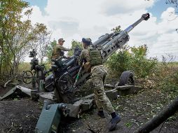 Militares ucranianos operan obuses modelo  M777 de 155 mm, que son  de fabricación estadounidense. EFE