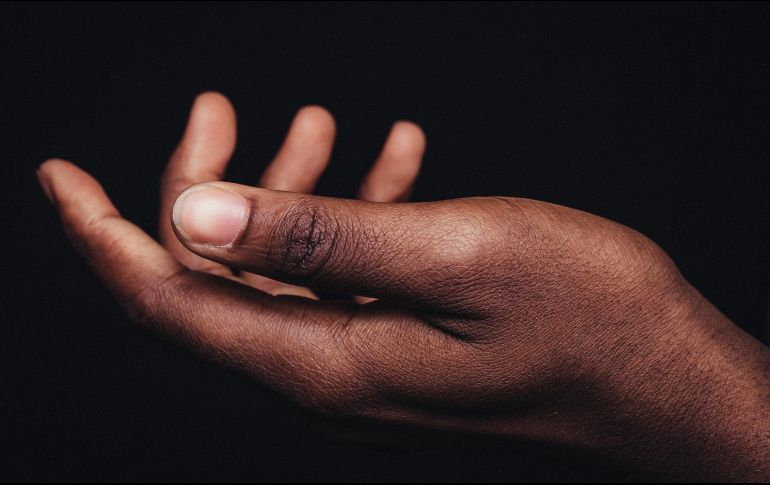 Las penas castigadas con amputación en Irán implican que se corten cuatro dedos de la mano derecha. ESPECIAL/Foto de Nsey Benajah en Unsplash