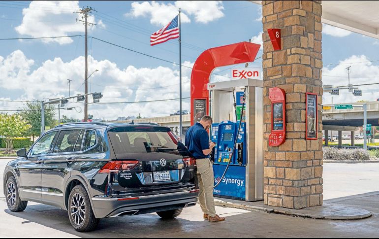 Los estadounidenses priorizaron sus compras de gasolina y combustibles, a pesar de la crisis. AFP