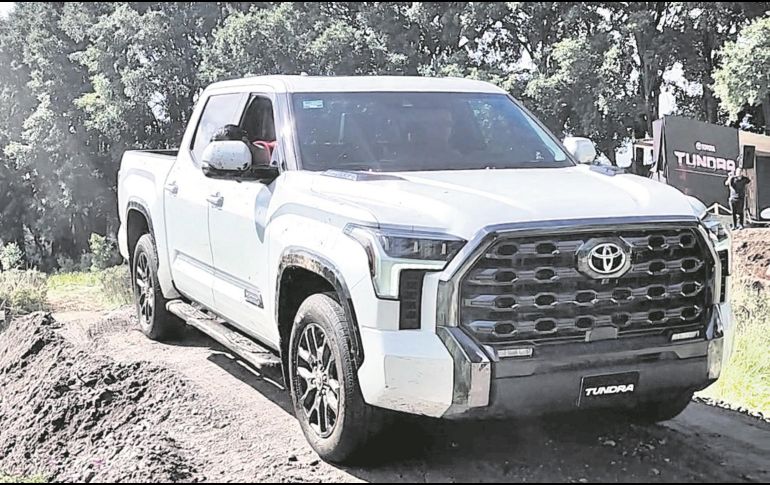 Con una enorme parrilla y una buena capacidad para andar en terracería llega la nueva Tundra; así, Toyota puso a prueba sus “indestructibles”. EL INFORMADOR/M. Castillo